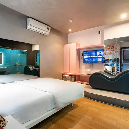 Collection O District 10 - Bonita Grand Hotel (Adults Only)-3