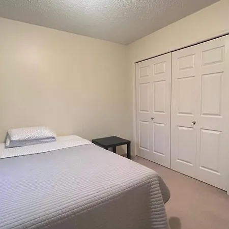 Private Rooms In A 3 Bedroom Guest House Close To Londonderry Mall 1 Person Per Room No Couples For Men Only-2