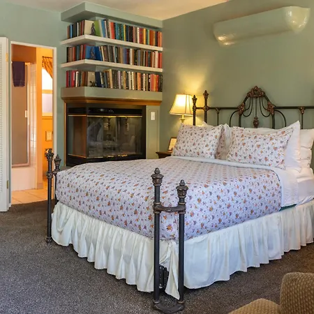 Coyote Inn - 21 And Over - A Town & Desert Boutique Hotel-2