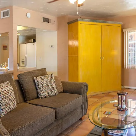 Coyote Inn - 21 And Over - A Town & Desert Boutique Hotel-3