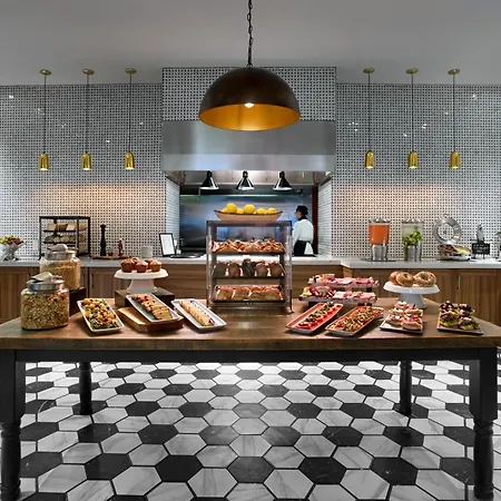 Hilton Garden Inn Toronto Airport-3