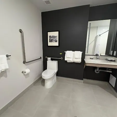 La Quinta Inn & Suites By Wyndham Kelowna Bc-2