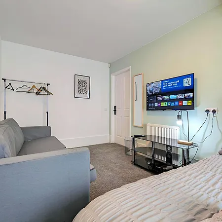 Guest Rooms Near City Centre & Dock Free Parking-2