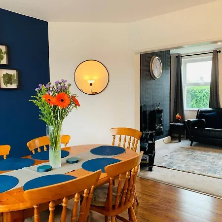 Chic 5 Bedroom House With Private Parking & Garden-3