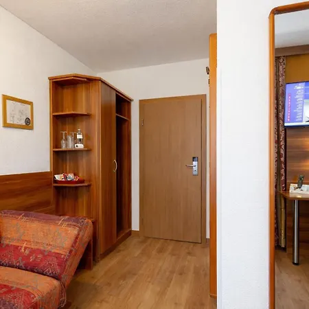 Tiptop Hotel Burgschmiet Garni-3
