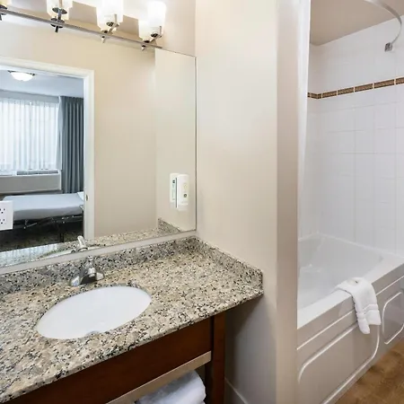 Quality Inn & Suites Downtown Vancouver (Adults Only)-2