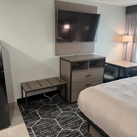 Red Lion Inn & Suites Kansas City-2