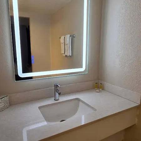 Super 8 By Wyndham Austin South I-35-2