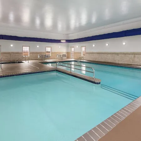 La Quinta Inn & Suites By Wyndham Minot-2