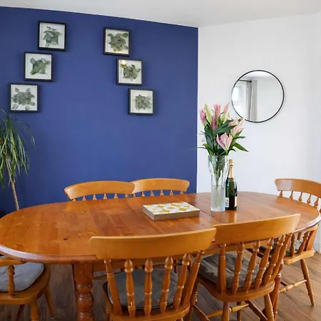 Chic 5 Bedroom House With Private Parking & Garden-2