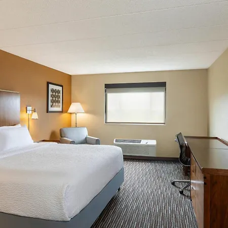 Royle Hotel Milwaukee Airport-3