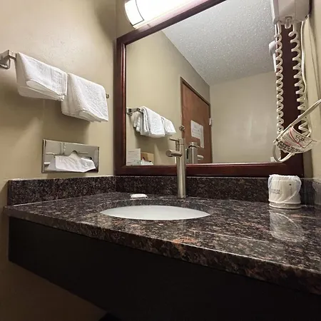Super 8 By Wyndham Normal Bloomington-3