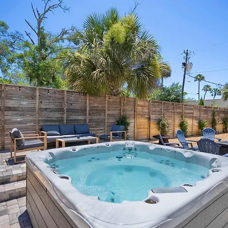 Remodeled Historic 1800S Carriage House, The Castle Garden, Colonial Modern Mansion-3