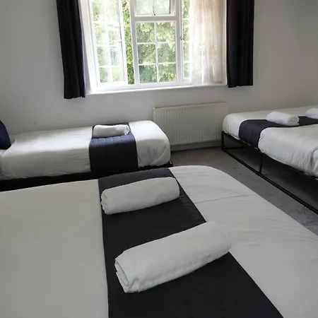 All Seasons Gatwick Guest House & Parking-2
