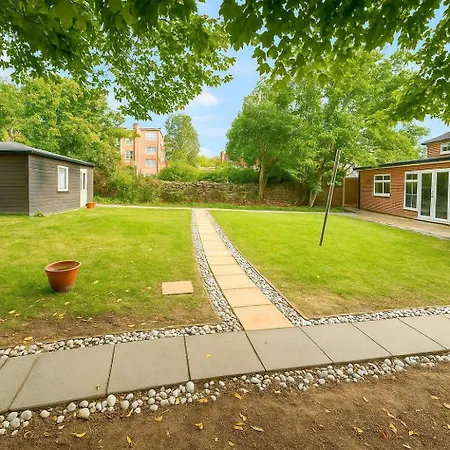 All Seasons Gatwick Guest House & Parking-3