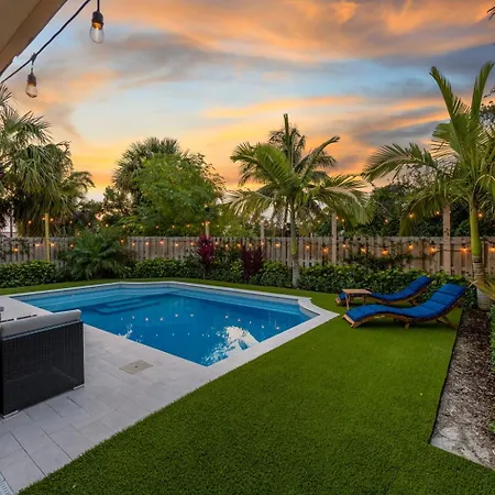Modern Romantic Tropical Poolside Retreat!-2