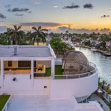 Villa Seminole Luxurious Waterfront Retreat With Pool Gym Hot Tub-2