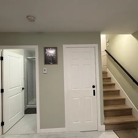 Private Bachelor Suite Near Pne-2