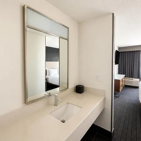 Courtyard By Marriott Houston Hobby Airport-3