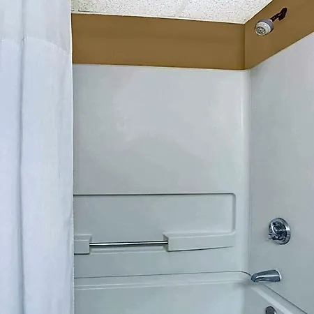 Days Inn By Wyndham Newport News City Center Oyster Point-2