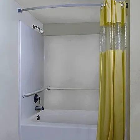 Days Inn Windcrest By Wyndham San Antonio-2