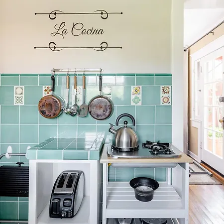 Casita Gundry- Boutique Hideaway, Quaint Historic Charm-2