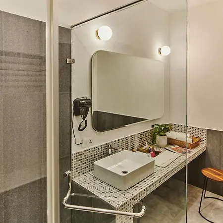 Minimalist Poshtel & Suites-3