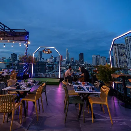 G8 Riverside Hotel & Rooftop Skybar-3