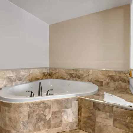 Comfort Suites Airport-3