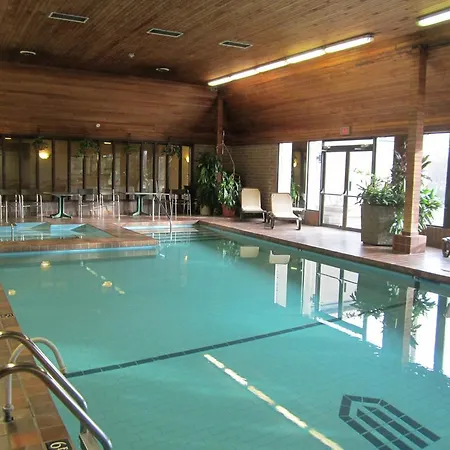 Ramada By Wyndham Kelowna Hotel & Conference Center- Pool, Hot Tub, And Restaurant-3