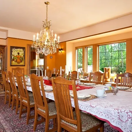 Bacon Mansion Bed And Breakfast-3