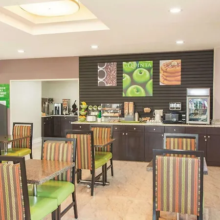 La Quinta Inn & Suites Far Rockaway - Beach Hotel-3