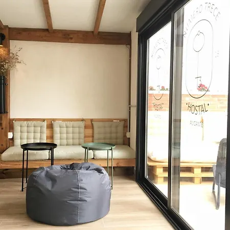 Hostel Numero Trece - Private Capsule Deds - Albergue Juvenil - Free Towels, Coffee & Tea, Remote Check-In (Adults Only)-3