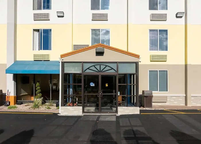 Days Inn By Wyndham Hartford/Closest Downtown