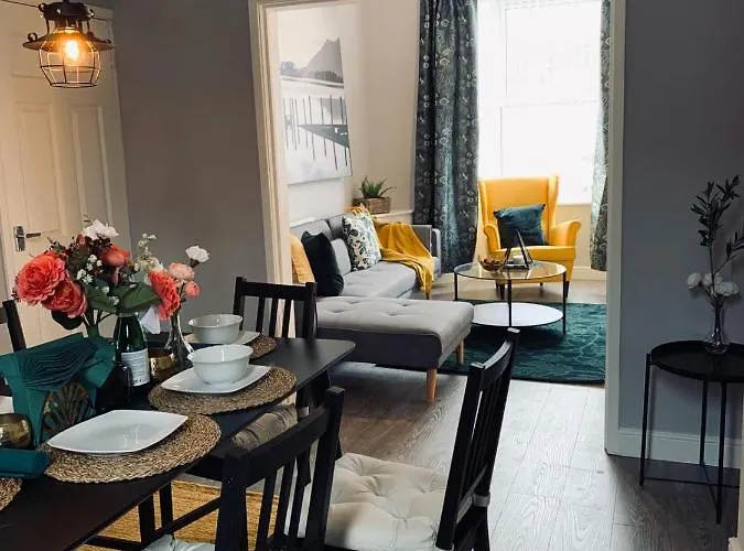 Stylish, Spacious & Luxurious Home - Parking Liverpool