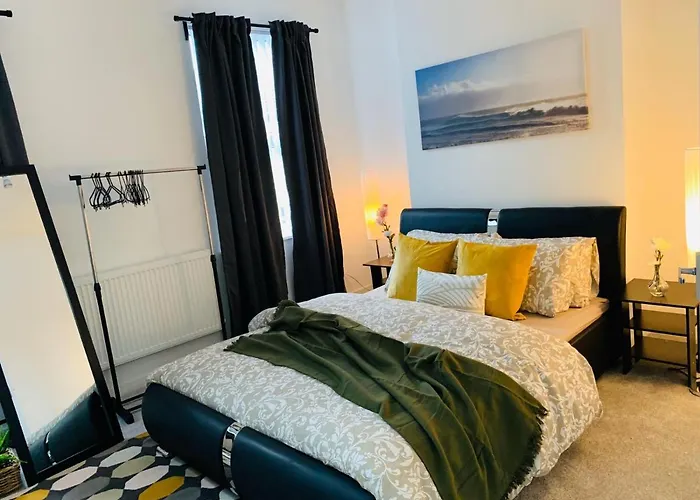 Stylish, Spacious & Luxurious Home - Parking Liverpool