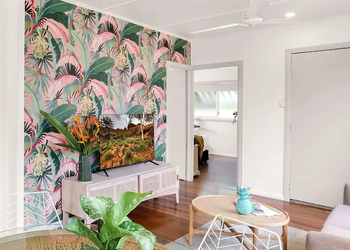 Tropicana Bungalow - Retro Getaway Cairns
