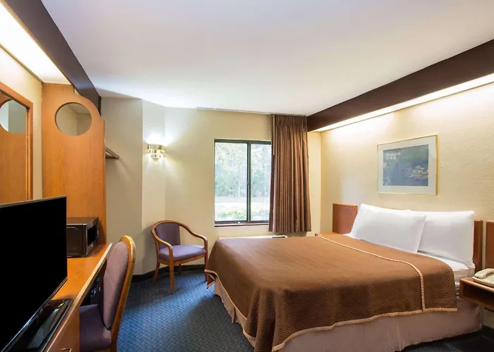Travelodge By Wyndham Fort Myers Airport Gateway