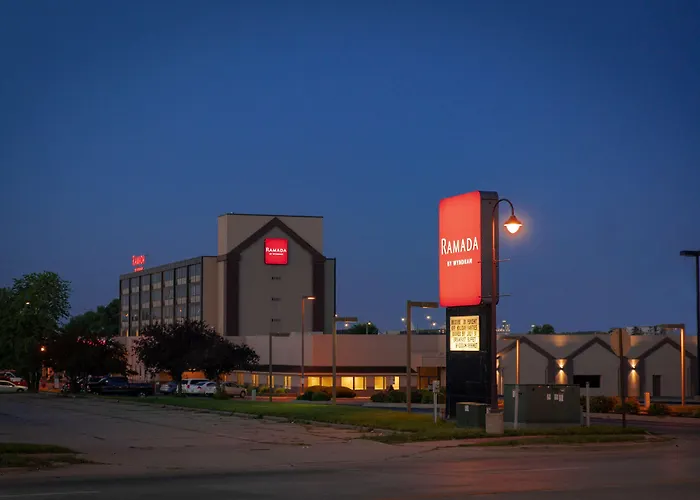 Ramada By Wyndham Cedar Rapids Hotel