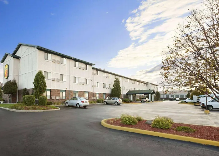 Super 8 By Wyndham Milwaukee Airport Hotel