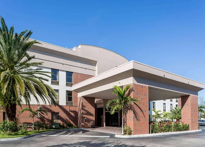 Days Inn & Suites By Wyndham Fort Myers Near Jetblue Park Gateway