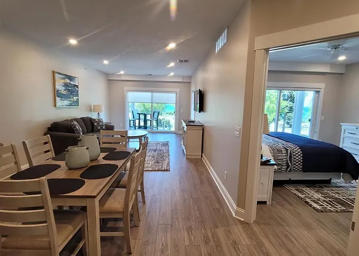 539 Bay St ⁀➷ 3Bdr Lake View Penthouse Condo On West Bay ➠ 401W Traverse City
