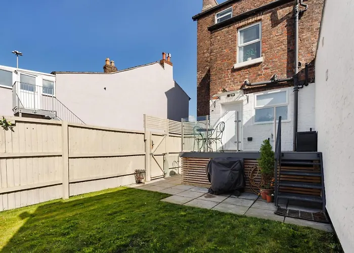 Flatzy - Sleeps 16 Near Football Ground & Ping Pong Table Liverpool