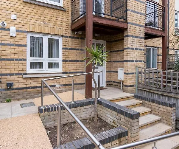 Canary Wharf O2 Deluxe Ensuite Rooms London