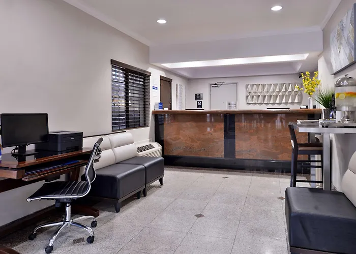 Hotels near LAX Airport with Free Shuttle Service