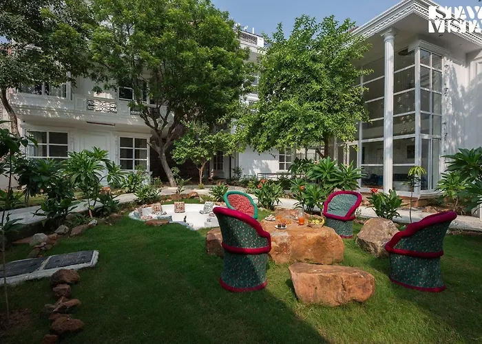 Stayvista's Indraj Manor: Roman-Inspired Villa with Garden & Fireplace New Delhi