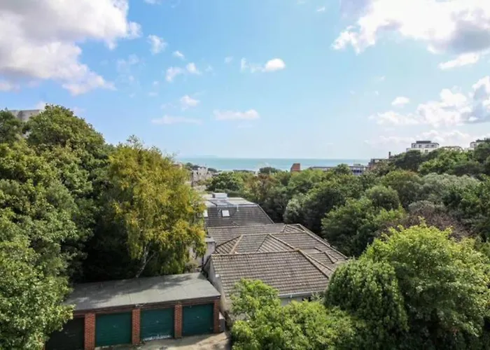Glen Hurst By Bournecoast - A Modern Detached Town Centre Holiday Home With A Snug, Games Room And Garden - Hb3114 Bournemouth