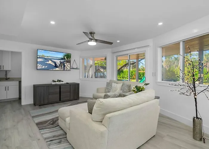 Round Beach House W Pool Naples