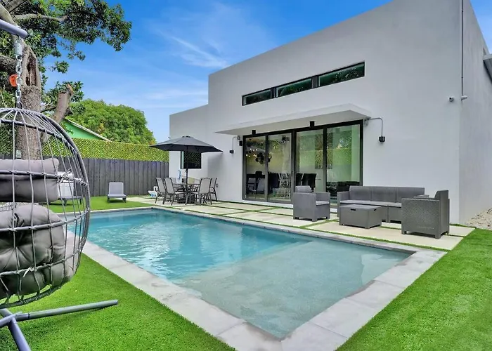 Design House -Heated Pool -Big Yard -Gated Parking Villa Miami