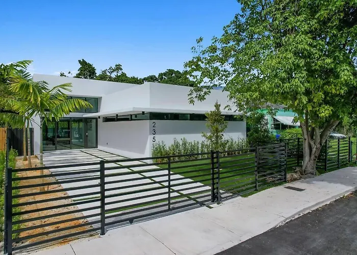 Design House -Heated Pool -Big Yard -Gated Parking Villa Miami